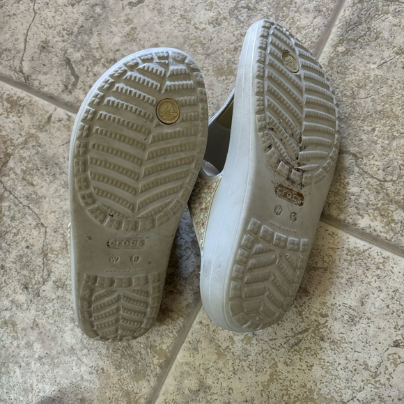 Elegant Crocs sandals, size 8 - Picture 3 of 3